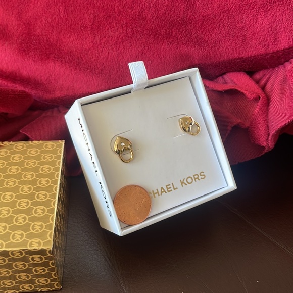 New MICHAEL KORS GOLD TONE HEART LOCK PAVE STUD EARRINGS MKJX7422710 - Picture 5 of 6
